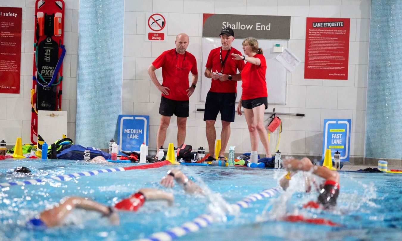 Chichester Triathlon Club coaches over seeing a Tuesday night swim training session