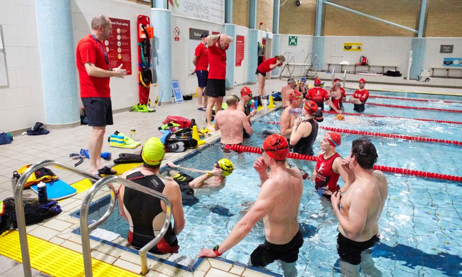 Chichester Triathlon Club swim coaching session